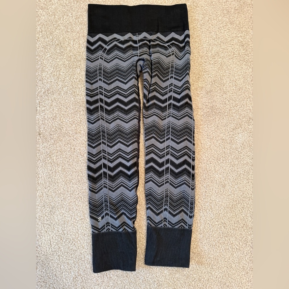 LULULEMON Chevron Patterned Leggings